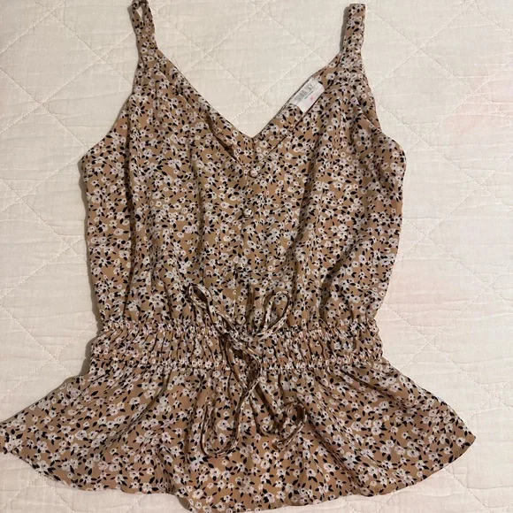 Boutique Floral Tan Sleeveless Top - Picture 2 of 6